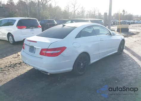 2011 Mercedes-Benz E 550 z USA, uszkodzony, nr VIN WDDKJ7CB1BF095654